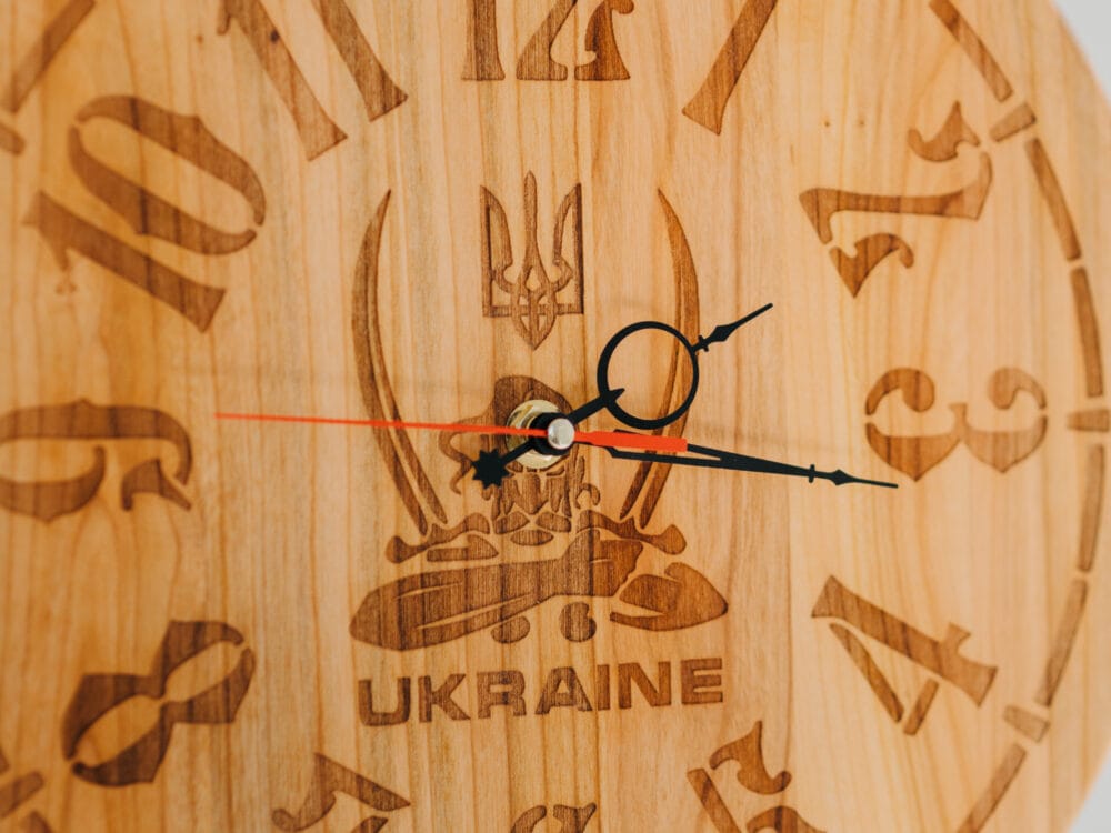 Настінний годинник з дерева "Ukraine", дерев'яний годинник з гравіруванням  (під замовлення)